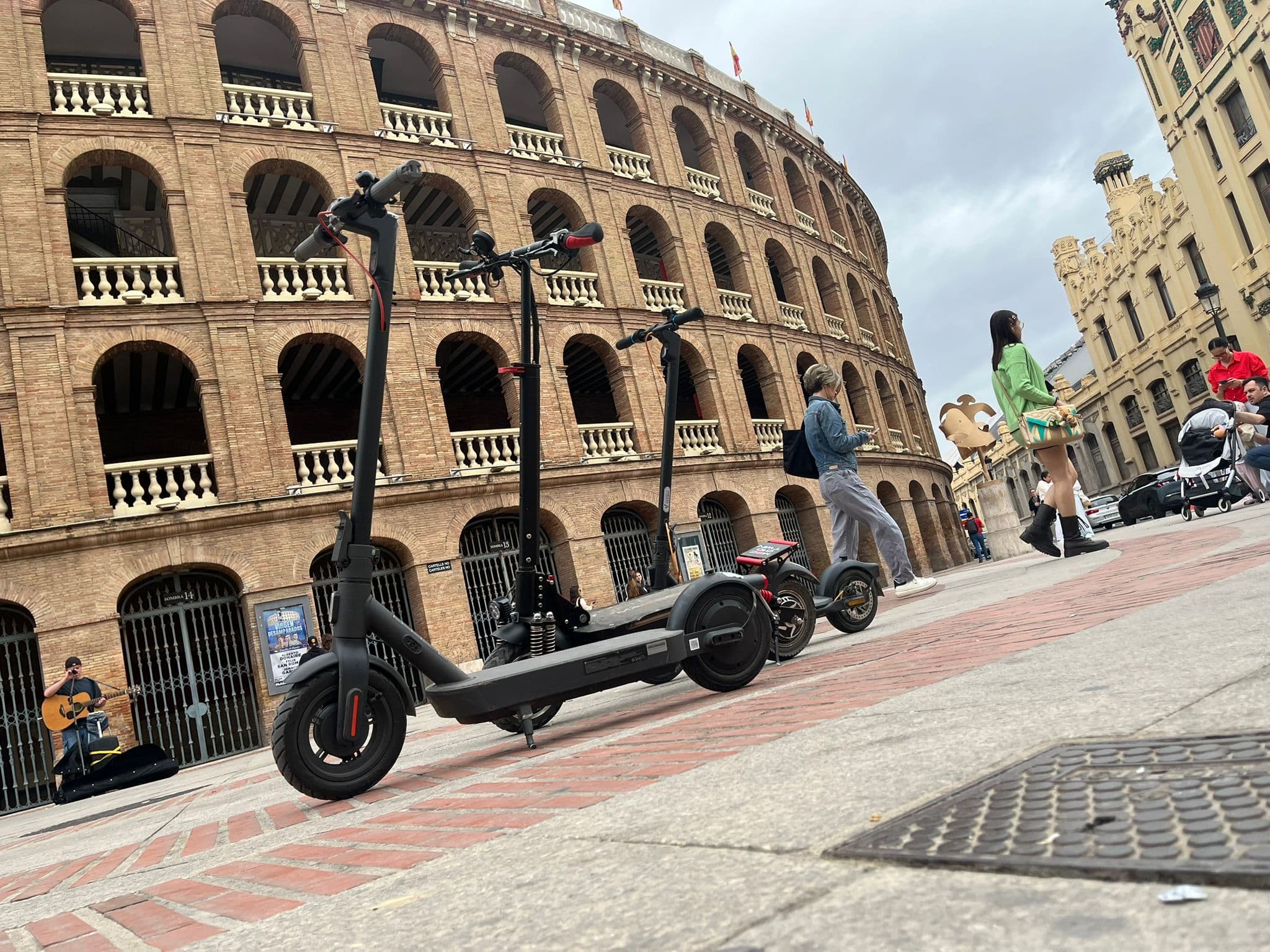 Patinetes electricos junto a la Plaza de Toros de Valencia
