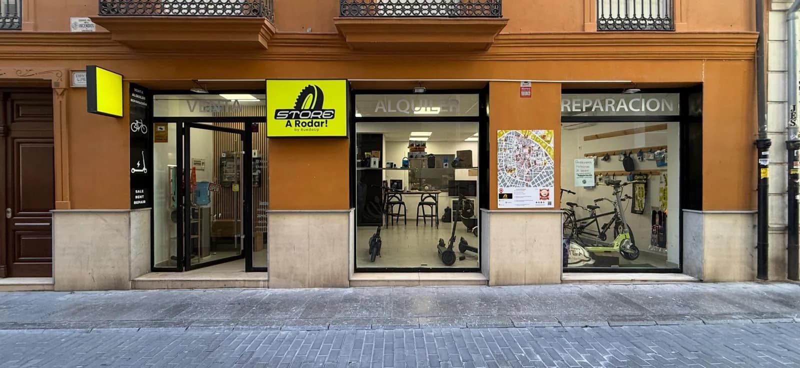 Fachada de la tienda A rodar! con alquiler y reparacion de patinetes electricos en Valencia centro
