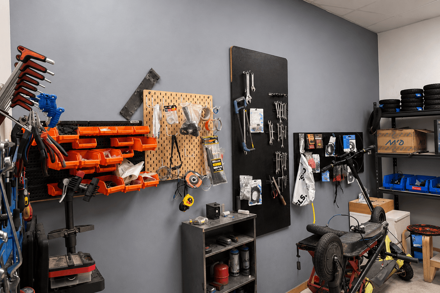 Taller real de A rodar! con herramientas, recambios y un patinete electrico en reparacion