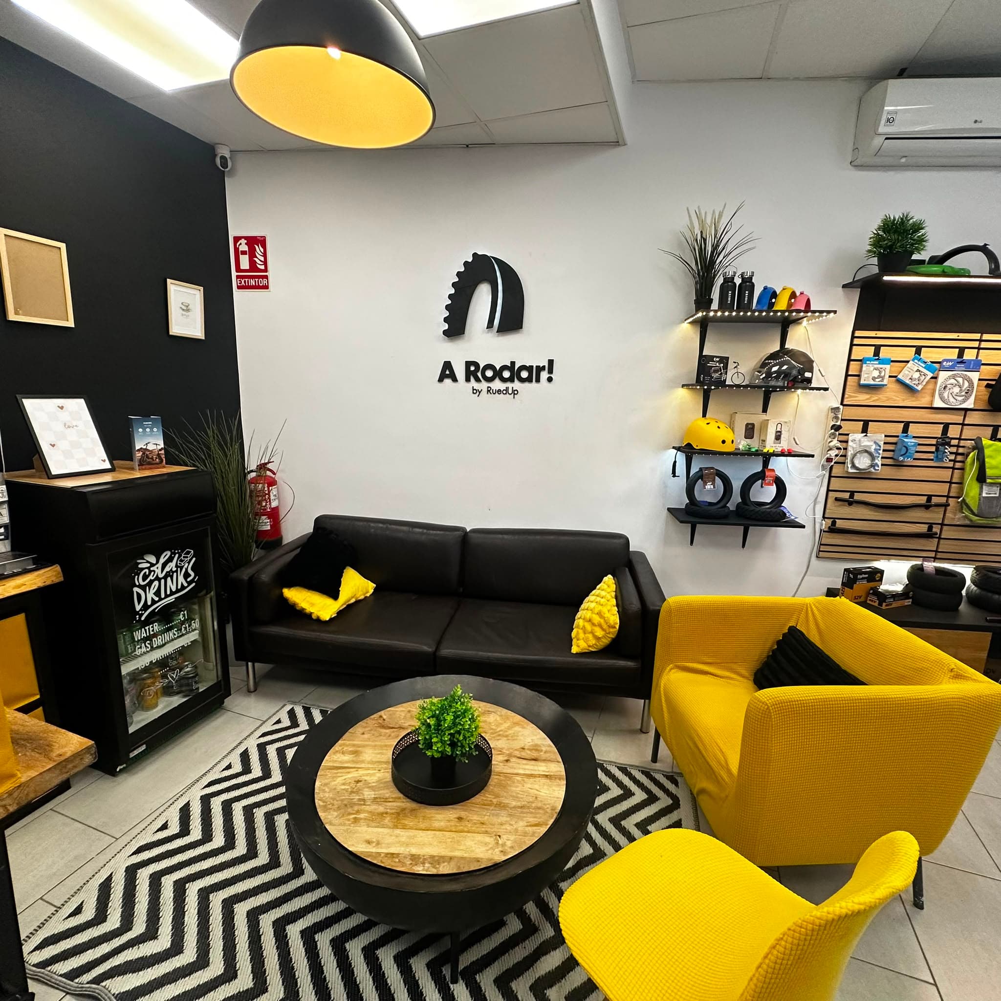 Zona de espera real de A rodar! con sofas y sillones en la tienda de Valencia