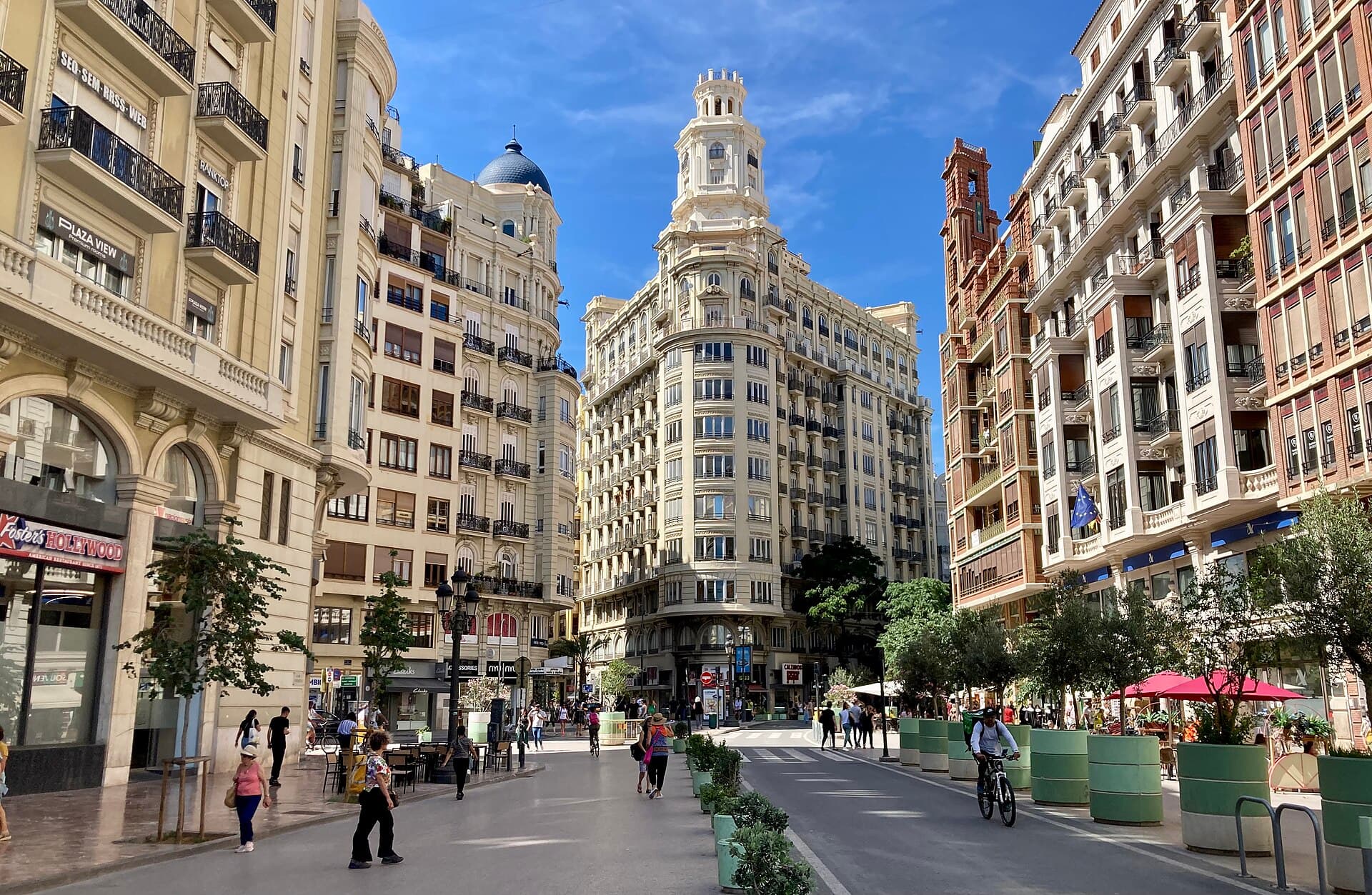 Plaza del Ayuntamiento de Valencia con edificios históricos