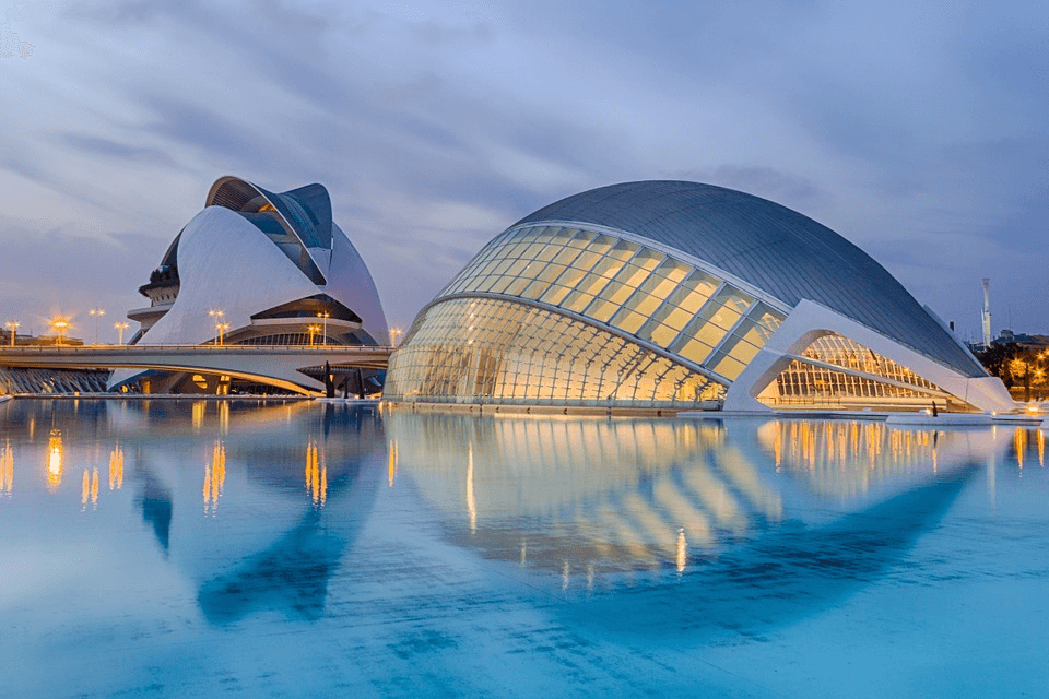 Ciudad de las Artes y las Ciencias iluminada al atardecer
